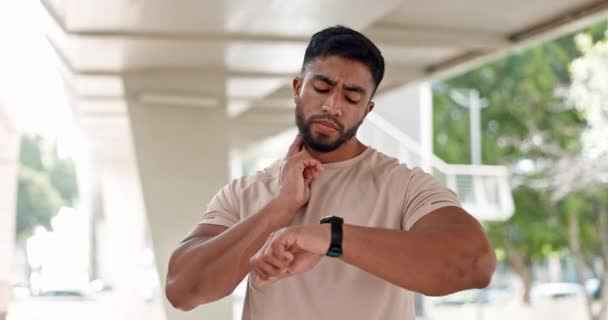 Sportmann Uhr Und Herzfrequenz Freien Mit Zeitschaltuhr Gesunde Fortschritte Atmung — Stockvideo