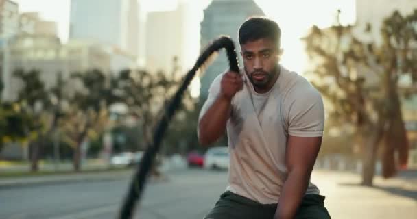 Entrenamiento Fitness Hombre Con Cuerdas Batalla Una Ciudad Para Musculación — Vídeos de Stock