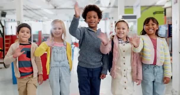 Educación Diversidad Los Niños Saludan Sus Amigos Salón Clases Juntos — Vídeos de Stock