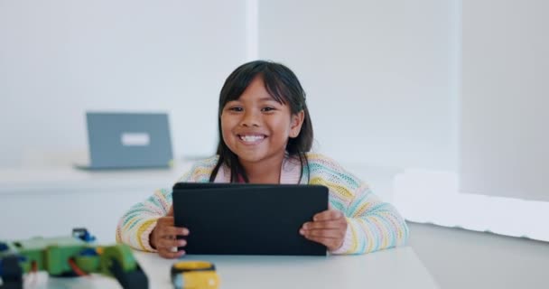 テクノロジー 机にタブレットを置いた子供たち 笑顔で学校で学び 発展する デジタルアプリ インターネット ハッピーガールのテーブルでウェブサイトと仮想教室を学ぶ — ストック動画
