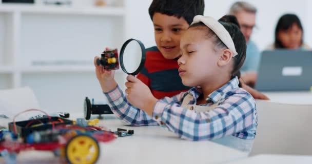 Dzieci Szkło Powiększające Praca Zespołowa Robotyki Nauki Przedszkolu Dzieci Soczewki — Wideo stockowe