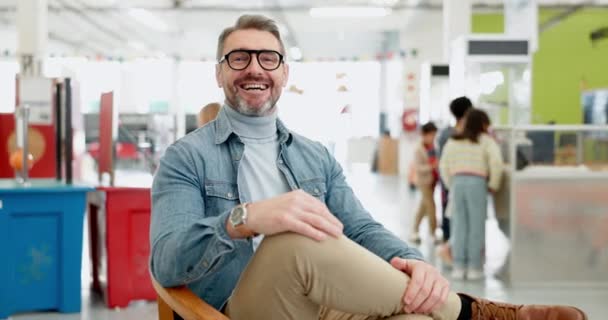 Tvář Muž Učitel Usmívají Školce Pro Vzdělání Židli Brýlemi Portrét — Stock video