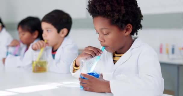 Nauka Badania Nauka Dziećmi Dmuchanie Baniek Eksperyment Laboratoryjny Chemiczny Dla — Wideo stockowe