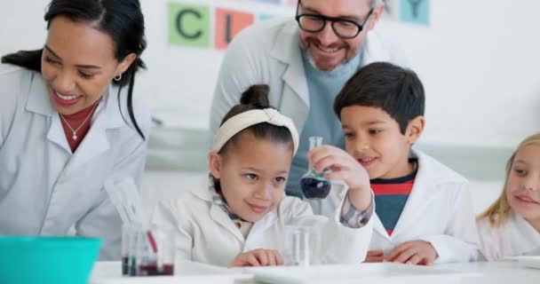 Uczniowie Nauczyciele Nauka Dzieci Chemikalia Zlewkach Edukacja Wiedza Klasie Chemia — Wideo stockowe