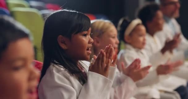 Klaskanie Nauka Szczęśliwa Grupa Dzieci Eksperymencie Edukacja Lub Świętowanie Wydajności — Wideo stockowe