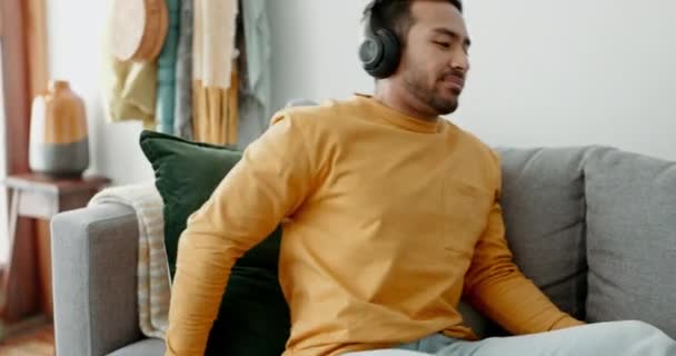 Musik Kopfhörer Und Asiatische Mann Entspannen Auf Einem Sofa Mit — Stockvideo