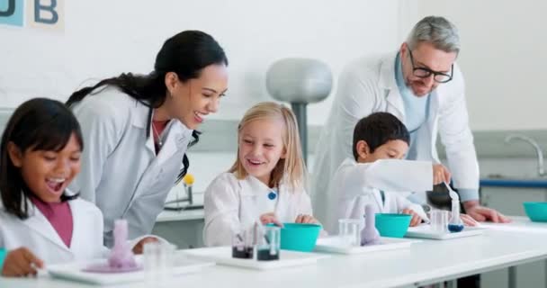 Química Aprendizagem Professores Fazendo Experiências Com Crianças Para Projeto Teste — Vídeo de Stock