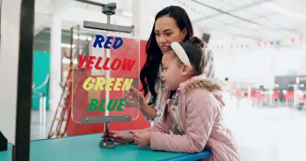 Studiować Nauka Nauczyciel Uczniem Targach Kręcąc Koło Kolorów Razem Dla — Wideo stockowe