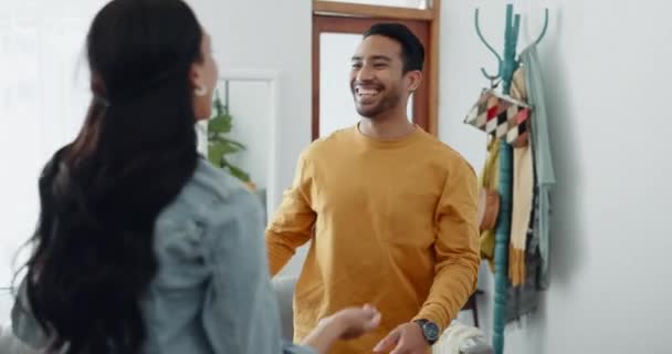 Пара Щаслива Обіймається Домашньому Залі Посмішкою Безпекою Любов Здорових Стосунках — стокове відео