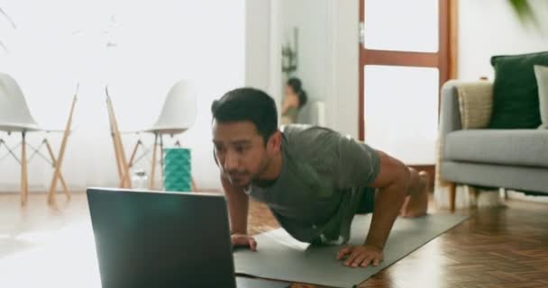 Człowiek Push Fitness Laptop Zajęcia Online Oddychaniem Ćwiczenia Trening Mięśni — Wideo stockowe
