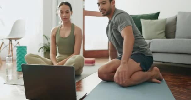 Ordenador Portátil Yoga Pareja Meditación Casa Sala Estar Para Entrenamiento — Vídeo de stock