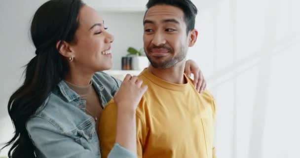 Domů Obejmout Pár Láskou Manželství Úsměv Romantikou Vztah Láska Spolu — Stock video