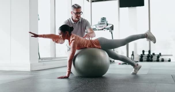Fitness Pelota Ejercicio Mujer Con Entrenador Personal Gimnasio Ayuda Con — Vídeo de stock