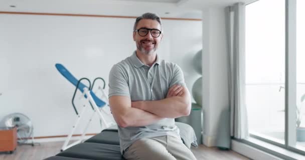 Chiropraticien Physiothérapie Visage Homme Aux Bras Croisés Pour Bien Être — Video