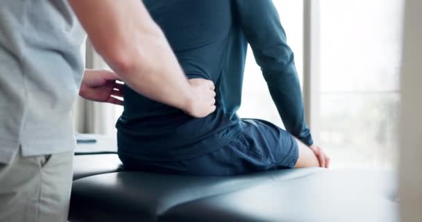 Chiropraktiker Hände Und Patienten Mit Rückenschmerzen Der Rehabilitation Physiotherapie Oder — Stockvideo