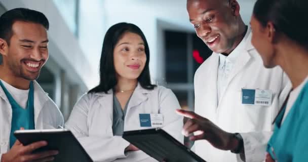 Nemocnice Šťastný Tým Lékaři Tabletu Noci Pro Výzkum Kliniku Diagnostiku — Stock video