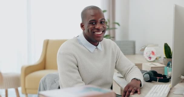 Fernarbeit Porträt Eines Schwarzen Mannes Schreibtisch Mit Computer Lächeln Und — Stockvideo
