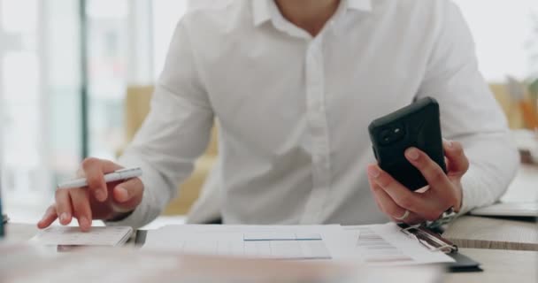 Buchhaltung Personenhände Und Taschenrechner Mit Telefoninformationen Zum Schreiben Von Steuer — Stockvideo