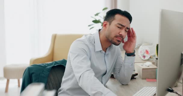 精疲力竭 有计算机在办公室或因焦虑 压力或疲劳而在会计工作的人 厌倦了远程工作或在家里偏头痛的商人和沮丧的人 — 图库视频影像