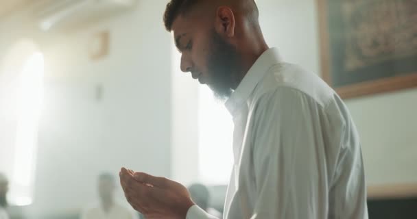 Wdzięczność Muzułmanin Człowiek Wiarą Meczet Modlitwę Pokój Duchowy Dua Świętej — Wideo stockowe