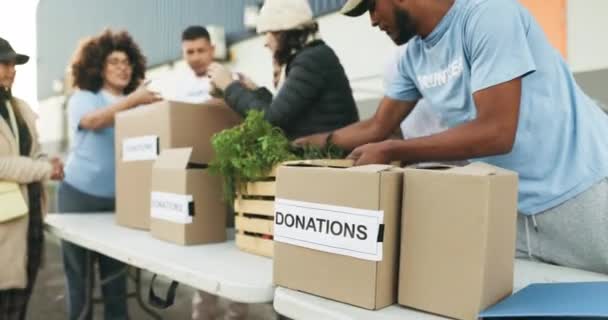 ボランティア ボランティア コミュニティサービス 慈善団体で団結 チームワーク 非利益または貢献の小包 パッケージまたはボックスを梱包するボランティア労働者のグループ — ストック動画