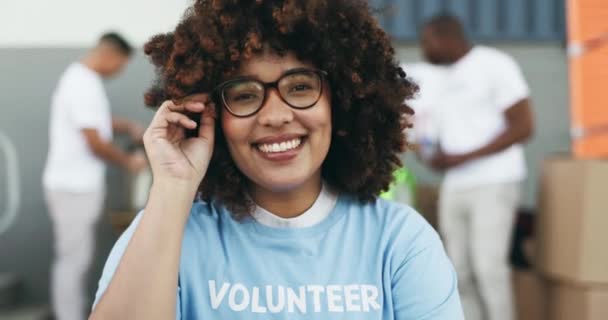 Szczęśliwy Uśmiech Twarz Wolontariuszki Pracującej Rzecz Prac Społecznych Organizacji Pozarządowych — Wideo stockowe