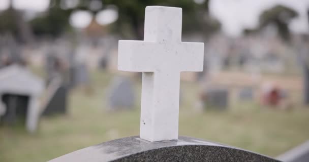 Pogrzeb Cmentarz Krzyż Nagrobku Ceremonię Śmierci Religię Lub Nabożeństwo Żałobne — Wideo stockowe
