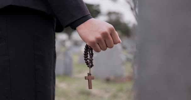 장례식 장례식 기독교 종교를 재검토하는 심각한 인사를 밖에서 사람의 — 비디오