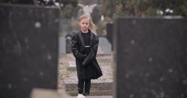 Λυπηρό Θάνατο Παιδί Στο Νεκροταφείο Για Κηδεία Πνευματική Υπηρεσία Σοβαρή — Αρχείο Βίντεο