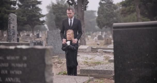 葬儀のために墓地にいる子供 キリスト教における敬意のための霊的奉仕または埋葬 ローズ 悲しみや悲しみのための墓地の子供 サポートのためのパパと喪失や喪失 — ストック動画