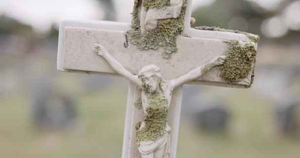墓碑或耶稣基督十字架上的葬礼 宗教或追悼会 墓碑上用于埋葬或在公众坟场遗失的符号 背景或基督教标志 — 图库视频影像
