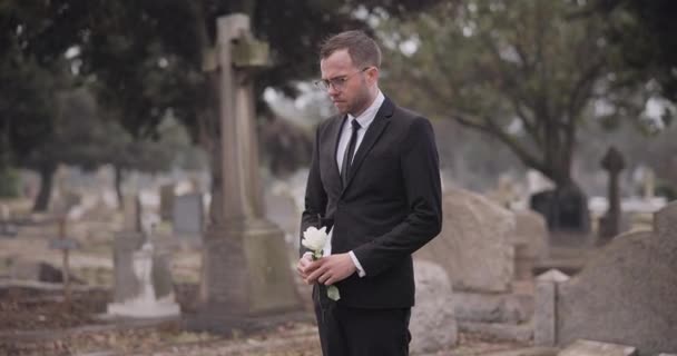 Begravning Kyrkogård Och Man Med Blomma Vid Gravsten För Hågkomst — Stockvideo