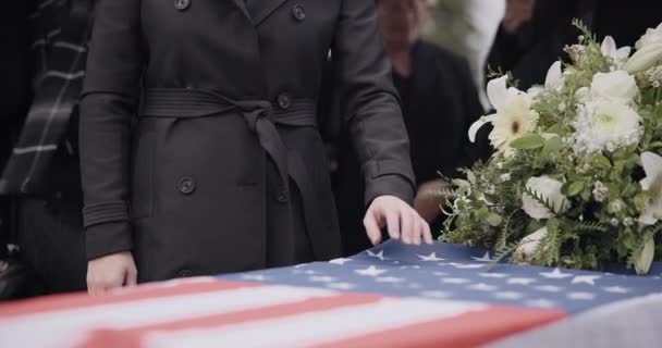 베테랑 장례식 여자와 가족과 우울증과 존경을위한 필라델피아에서 영웅을위한 기념물이있는 서비스 — 비디오
