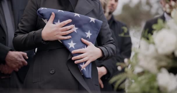 Händer Amerikansk Flagga Och Död Med Person Begravning Sörjande Förlust — Stockvideo
