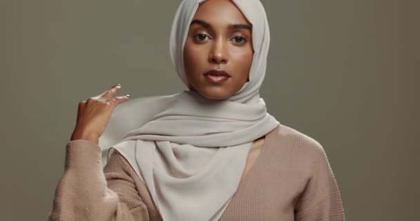 Μόδα Πρόσωπο Και Μια Μουσουλμάνα Μαντίλα Φόντο Στούντιο Για Αριστοκρατικό — Αρχείο Βίντεο