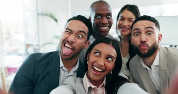 Selfie Dummkopf Und Gesicht Von Geschäftsleuten Büro Für Teambildung Spaß — Stockvideo