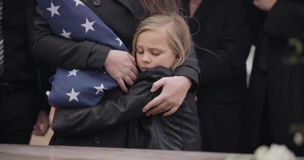 Smutné Obejmutí Dítě Pohřbu Nebo Hřbitově Kvůli Obřadu Nebo Smrti — Stock video