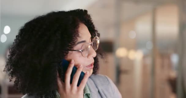 Kontrollera Tid Och Kvinna Tjänst Med Ett Telefonsamtal Kommunikation Schema — Stockvideo
