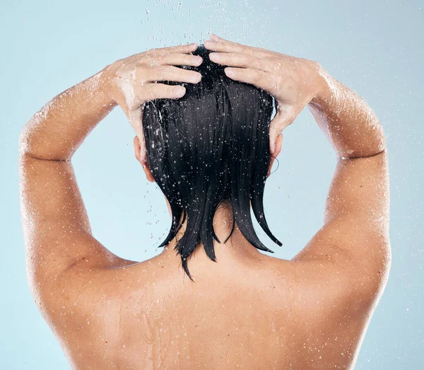 Pielęgnacja Włosów Prysznic Tył Kobiety Sprzątanie Studio Niebieskim Tle Rozprysk — Zdjęcie stockowe