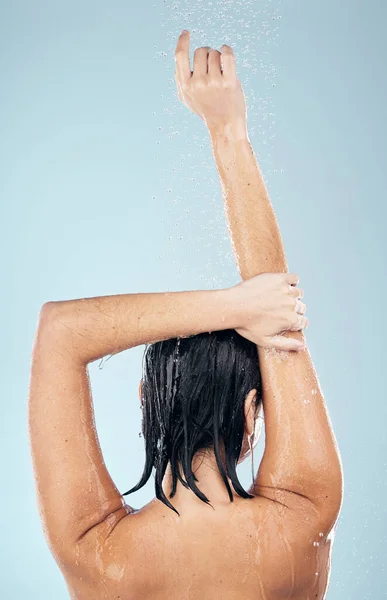 Ducha Estudio Mujer Limpiando Espalda Cabello Cuerpo Para Bienestar Espacio —  Fotos de Stock