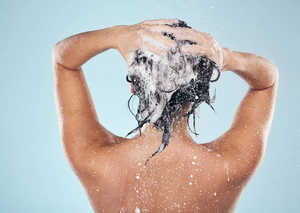 Saç Şampuanı Temizlik Stüdyoda Duş Alan Kadının Arkası Mavi Arka — Stok fotoğraf