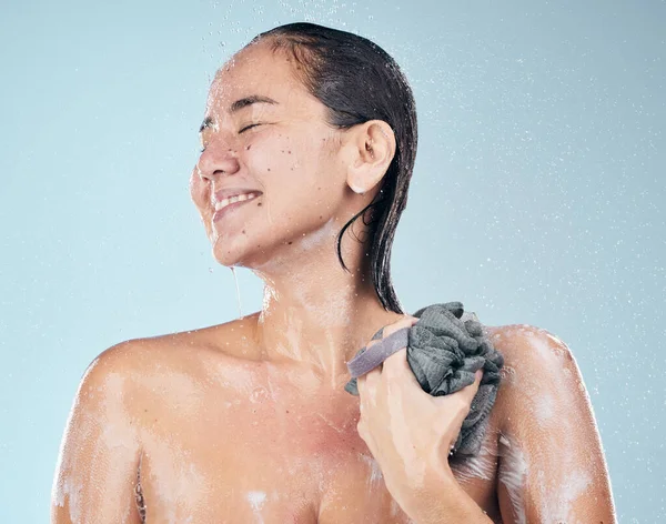 Sauber Frau Und Dusche Mit Wasser Seife Und Schwamm Für — Stockfoto