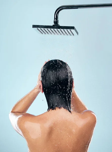 Vrouw Douche Terug Water Druppels Voor Hygiëne Verzorging Wassen Tegen — Stockfoto