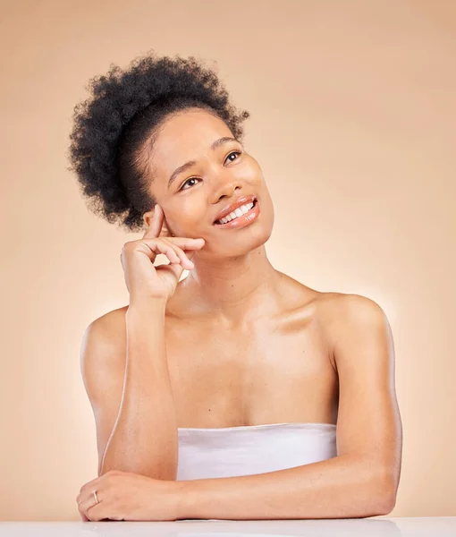 化粧品 自然な顔のルーチンを持つスタジオでスキンケア 若い黒人女性 茶色の背景で隔離された顔の皮膚科治療を施したハッピー アフリカの女性モデル — ストック写真