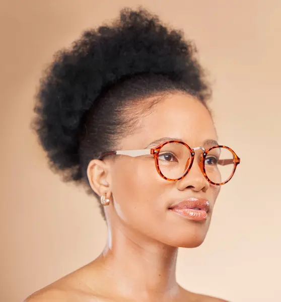 メガネ アイデア または茶色の背景に自然な化粧品のためのスタジオで考える 美しさと黒い女性 ボディケア ウェルネス トリートメントのアイデアを持つ顔 スキンケア アフリカの女性モデル — ストック写真