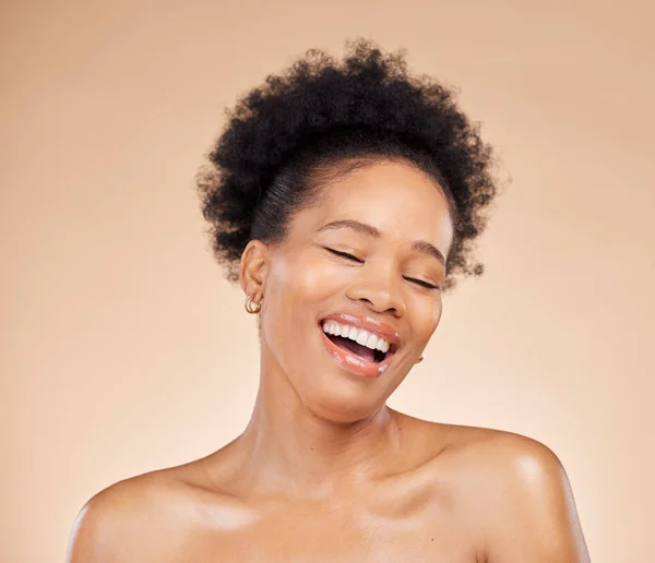 目が付いているスキンケア 美しさおよび黒い女性はスタジオの茶色の背景で閉まり 興奮し 孤立しました 健康のためのフェイシャルトリートメントにおけるスマイル 天然化粧品 アフリカのモデル — ストック写真