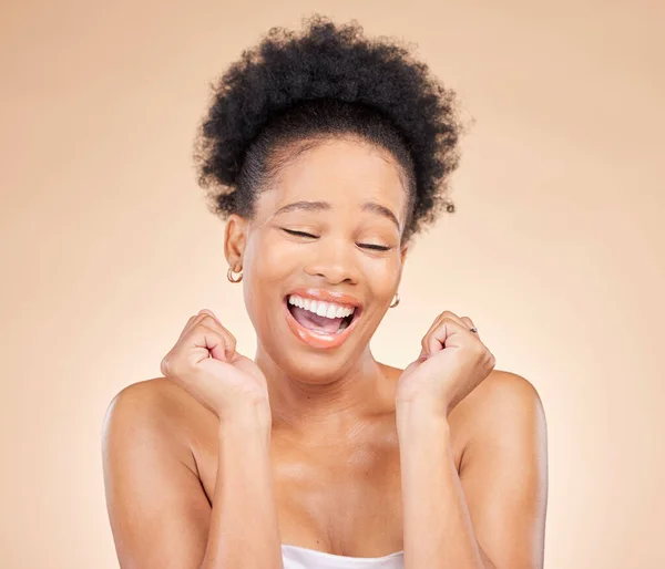 化粧品 自然な顔のルーチンを持つスタジオでスキンケア 興奮し 若い黒人女性 茶色の背景で分離された顔の皮膚科治療を施したハッピー アフリカの女性モデル — ストック写真