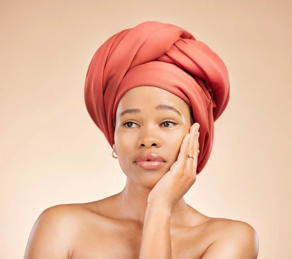 ブラウンの背景にヘアスカーフ アイデア 自然な化粧品の質問をスタジオで考え 美しさと黒の女性 ヘッドラップ ウェルネスまたは光る処置が付いている顔 スキンケアおよびアフリカの女性モデル — ストック写真