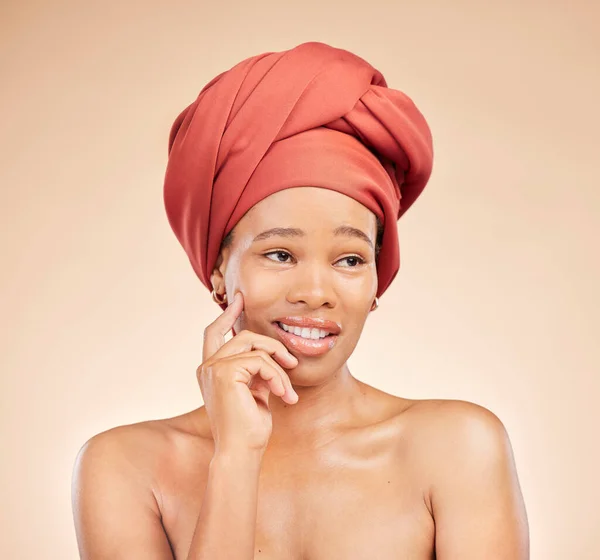 ブラウンバックの自然な化粧品のためのヘアスカーフ アイデア または笑顔のスタジオで美しさ 思考と黒い女性 ヘッドラップ ウェルネスまたは光る処置が付いている幸せ スキンケアおよびアフリカの女性モデル — ストック写真