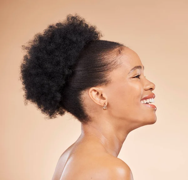 Profil Pielęgnacja Skóry Piękno Czarnej Kobiety Uśmiech Izolowane Brązowym Tle — Zdjęcie stockowe